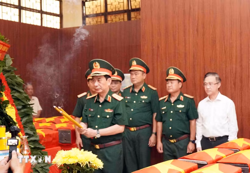 Đại tướng Phan Văn Giang dâng hương tại Nhà tưởng niệm quàn hài cốt các liệt sỹ mới tìm thấy tại công viên Lê Thị Riêng. (Ảnh: Xuân Khu/TTXVN)