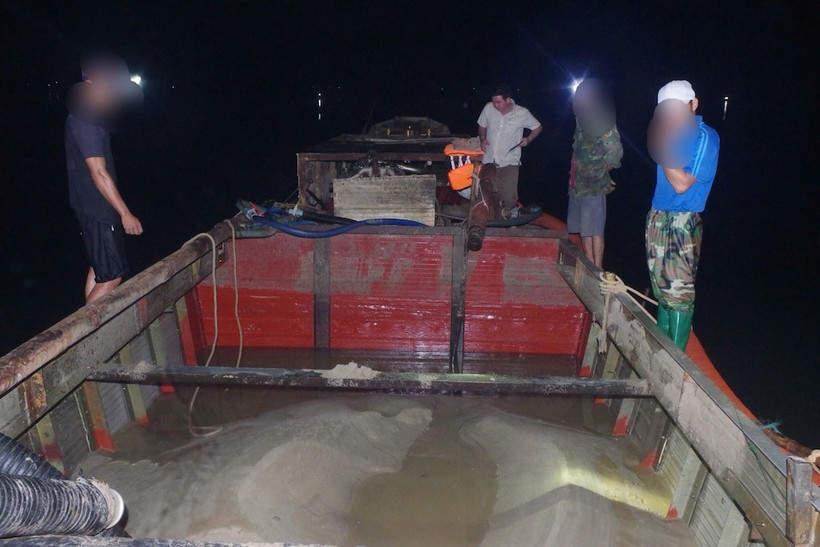 Các đối tượng khai thác cát bị lực lượng chức năng bắt quả tang. (Nguồn: Công an tỉnh Quảng Trị)