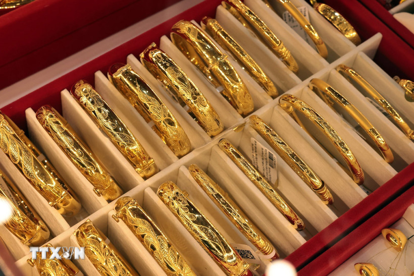 Vàng trang sức bày bán tại một cửa hàng. (Ảnh: TTXVN)