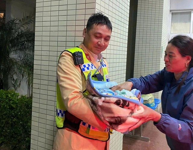 Bé trai được sinh ra trong lúc lực lượng cảnh sát giao thông chở chị H đi cấp cứu. (Nguồn: Cục Cảnh sát giao thông)