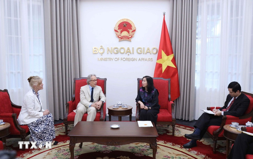 Thứ trưởng Bộ Ngoại giao Lê Thị Thu Hằng tiếp ngài Charles Henry Gordon-Lennox, Công tước xứ Richmond và Phu nhân. (Ảnh: TTXVN)