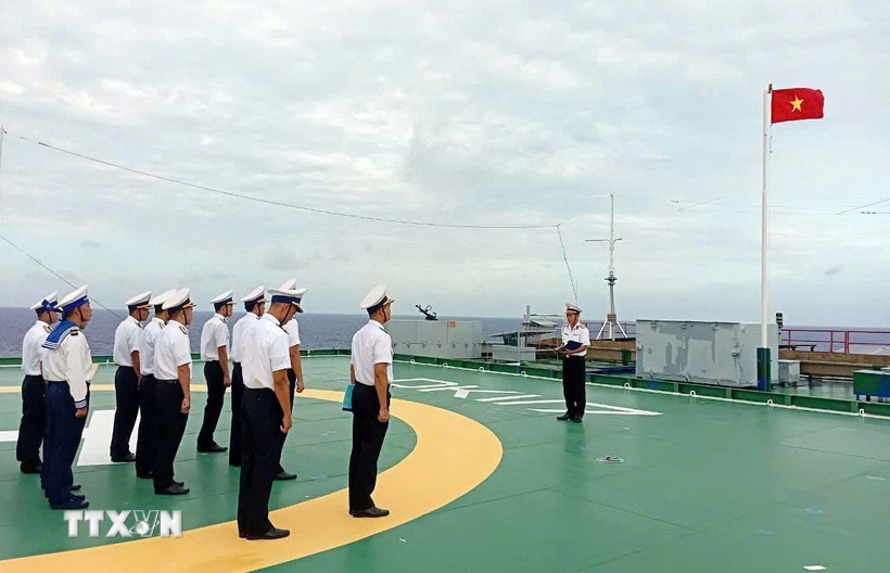 Chính trị viên Trần Văn Đông thực hiện nội dung thông báo chính trị tuần trên Nhà giàn DK1/7. (Ảnh: TTXVN phát)