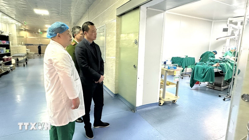 Thiếu tướng Tô Anh Dũng, Giám đốc Công an tỉnh Thanh Hóa cùng đại diện cấp ủy, chính quyền địa phương đến thăm hỏi, động viên các nạn nhân đang được cấp cứu, điều trị tại Bệnh viện Đa khoa quốc tế Hợp Lực. (Ảnh: TTXVN phát)