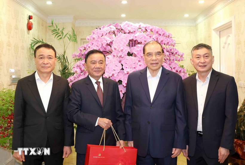 Thường trực Ban Bí thư Trần Cẩm Tú thăm, chúc Tết gia đình nguyên Tổng Bí thư Nông Đức Mạnh. (Ảnh: Phương Hoa/TTXVN)