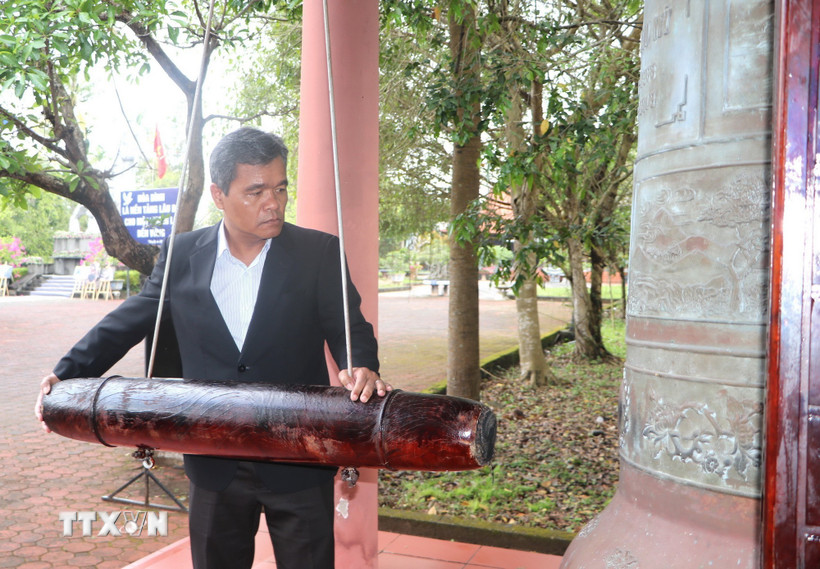 Ông Hồ Văn Niên, Ủy viên Trung ương Đảng, Bí thư Tỉnh ủy Quảng Ngãi đánh chuông tưởng niệm. (Ảnh: Đinh Hương/TTXVN)