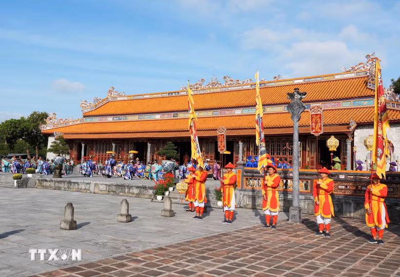 Quang cảnh tái hiện Lễ Thiết triều Nguyên đán triều Nguyễn tại Đại triều Điện Thái Hòa, Đại Nội Huế. (Ảnh: Nguyên Lý/TTXVN)