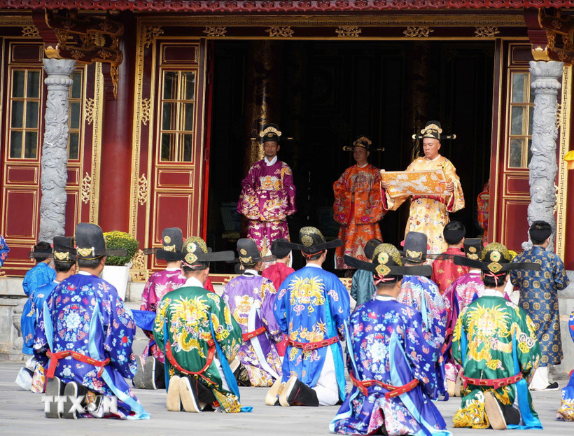 Lễ Thiết triều Nguyên đán triều Nguyễn được tái hiện tại Đại triều Điện Thái Hòa, Đại Nội Huế. (Ảnh: Nguyên Lý/TTXVN)