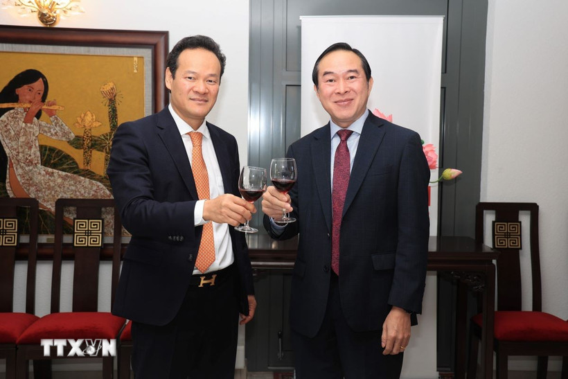 Đại sứ Mai Phan Dũng - Phái đoàn thường trực Việt Nam bên cạnh Liên hợp quốc, Tổ chức Thương mại Thế giới và các tổ chức quốc tế khác tại Geneva, chụp ảnh chung với Đại sứ Daovy Vongxay, Trưởng Phái đoàn Lào tại Geneva. (Ảnh: Phạm Ngọc Ánh/TTXVN)