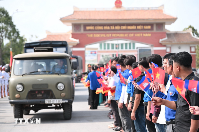 Đông đảo cán bộ, chiến sỹ và các quần chúng 2026 Bet88.com link không chặn tiễn cán bộ, chiến sỹ các Đội K70, K71 và K73 xuất quân thực hiện nhiệm vụ tìm kiếm hài cốt liệt sỹ hy sinh tại Campuchia qua các thời kỳ. (Ảnh: Bùi Giang/TTXVN)