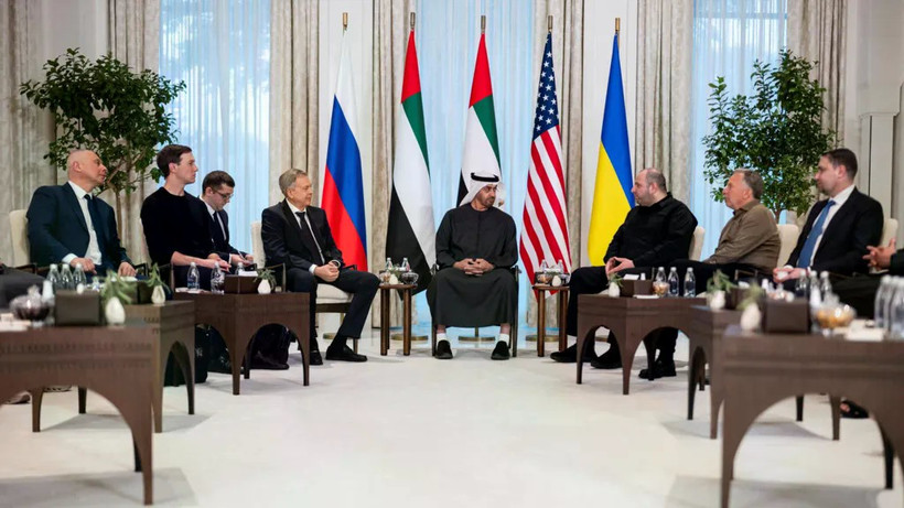 Tổng thống UAE Sheikh Mohamed bin Zayed al-Nahyan (giữa) trao đổi với các trưởng đoàn tham gia cuộc đàm phán ba bên do UAE chủ trì giữa Mỹ, Nga và Ukraine, tại Cung điện Al Shati ở Abu Dhabi. (Nguồn: AFP)