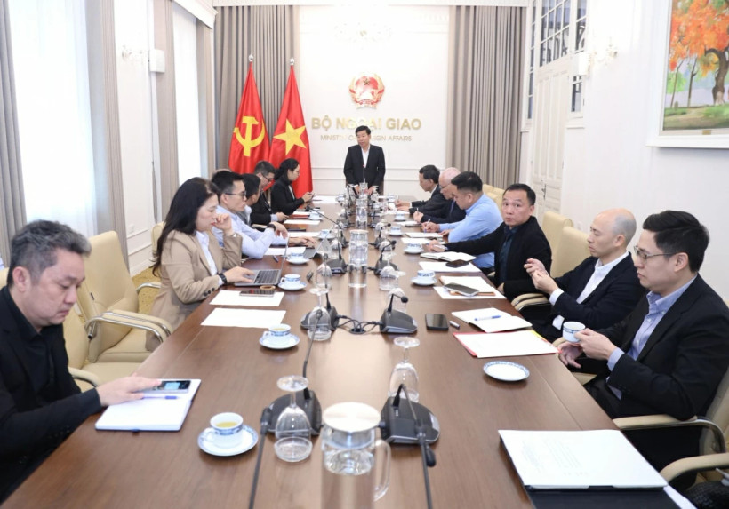 Toàn cảnh cuộc họp giữa Thứ trưởng Bộ Ngoại giao Nguyễn Mạnh Cường với các doanh nghiệp Việt Nam đang đầu tư, kinh doanh tại Indonesia. (Nguồn: Thế giới và Việt Nam)