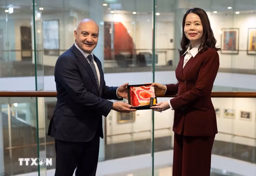 Thứ trưởng Bộ Ngoại giao Nguyễn Minh Hằng (phải) và Thứ trưởng Bộ Ngoại giao và Thương mại Australia George Mina. (Ảnh: TTXVN phát)