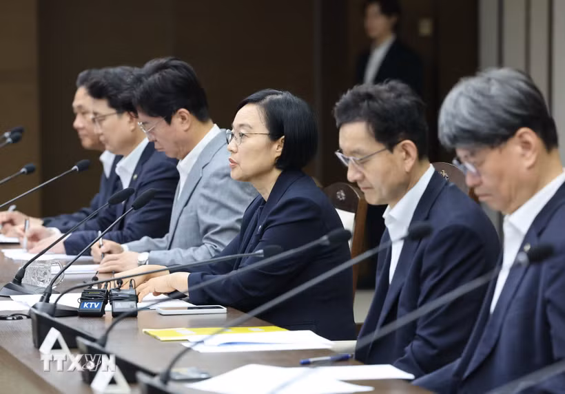 Tân Thủ tướng Hàn Quốc Han Seong Sook (giữa) tại cuộc họp ở Sejong ngày 2/7/2026. (Ảnh: Yonhap/TTXVN phát)