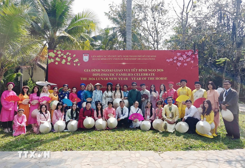 Cán bộ, nhân viên Tổng lãnh sự quán các nước tại Thành phố Hồ Chí Minh có một ngày trải nghiệm văn hóa Việt Nam trong dịp mừng Tết Bính Ngọ. (Ảnh: Xuân Khu/TTXVN)