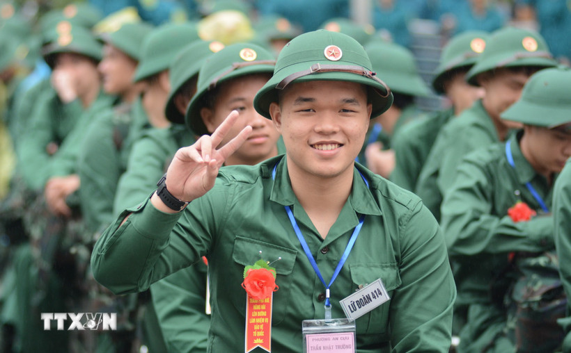 Thanh niên thành phố Huế hăng hái lên đường nhập ngũ. (Ảnh: Văn Dũng/TTXVN)