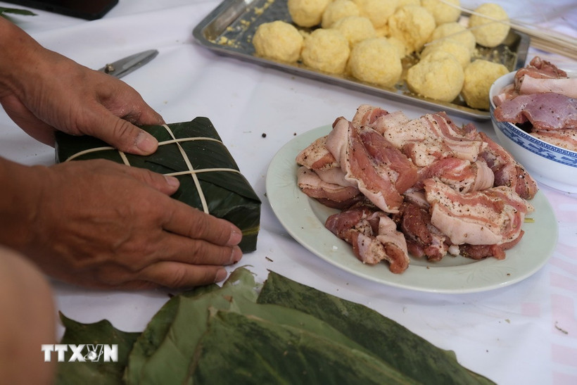 Những chiếc bánh chưng xanh vuông vức - biểu tượng của đất trời giao hòa, của sum vầy và ấm no. (Ảnh: Hồng Minh/TTXVN)
