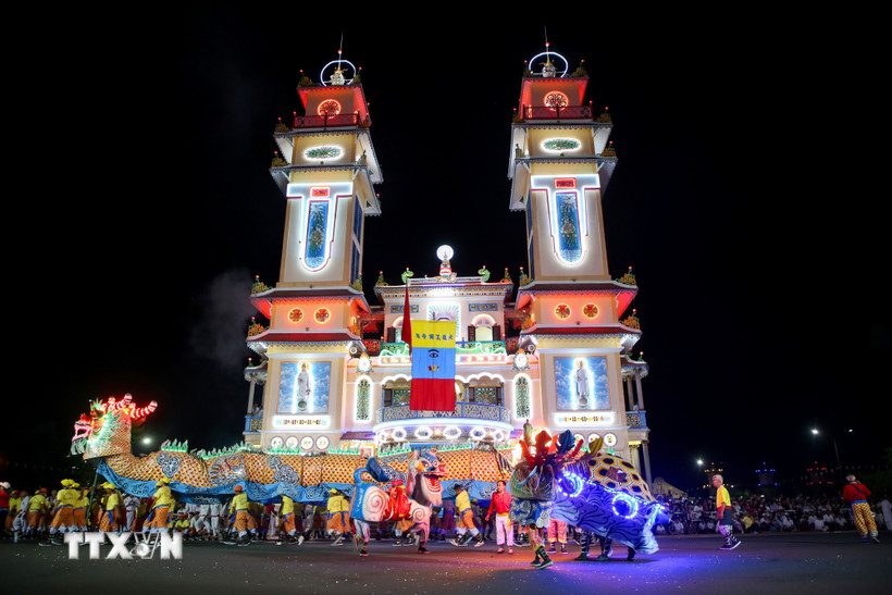 Múa Tứ Linh (Rồng nhang, Ngọc Kỳ Lân, Quy, Phụng) trở thành nét văn hóa-tín ngưỡng độc đáo, thu hút đông đảo du khách trong Đại lễ vía Đức Chí Tôn ở Tây Ninh. (Ảnh: Giang Phương/TTXVN)