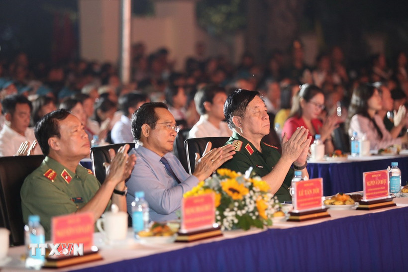 Đại biểu tại Chương trình Cầu truyền hình “Nghĩa tình hậu phương-Ấm lòng biên giới” tại điểm cầu xã Hòa Hội, tỉnh Tây Ninh. (Ảnh: Giang Phương/TTXVN)