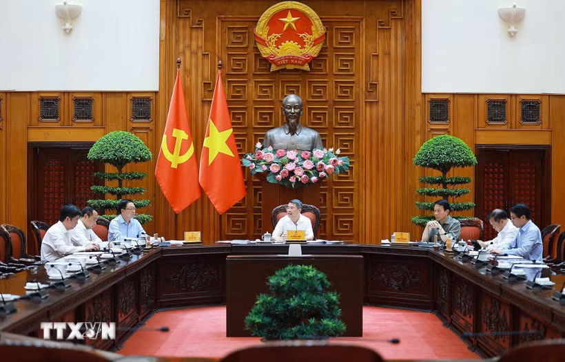 Thủ tướng Lê Minh Hưng chủ trì làm việc với lãnh đạo Bộ Công an và Bộ Khoa học và Công nghệ về xây dựng khung kiến trúc tổng thể quốc gia số. (Ảnh: Dương Giang/TTXVN)