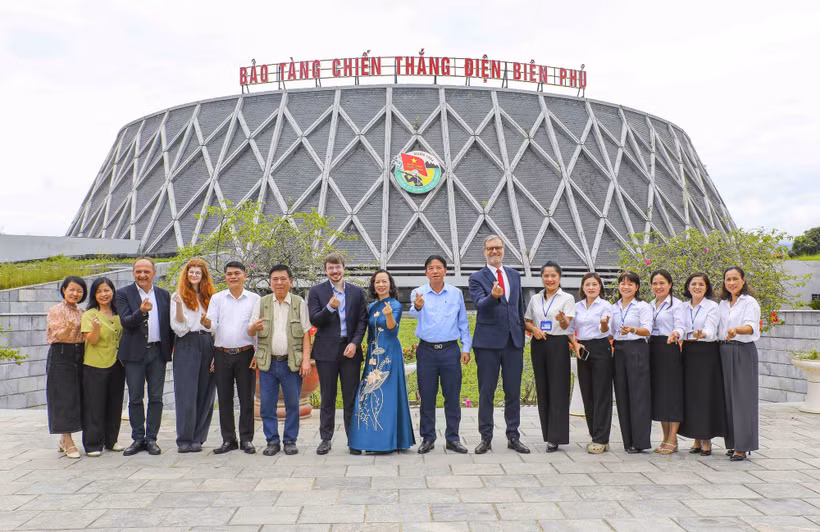 Đại sứ Pháp tại Việt Nam Olivier Brochet cùng các chuyên gia của Bảo tàng Ký ức Chiến tranh Caen (Pháp) cùng cán bộ, nhân viên Bảo tàng Chiến thắng Điện Biên Phủ. (Ảnh: Xuân Tư/TTXVN)