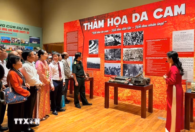Đại biểu tham quan triển lãm. (Ảnh: Trần Lê Lâm/TTXVN)