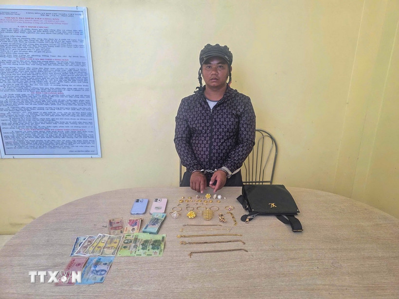 Đối tượng Nguyễn Huỳnh Lợi cùng tang vật gồm tiền mặt và nhiều trang sức vàng tại cơ quan Công an tỉnh Tây Ninh. (Ảnh: TTXVN phát)
