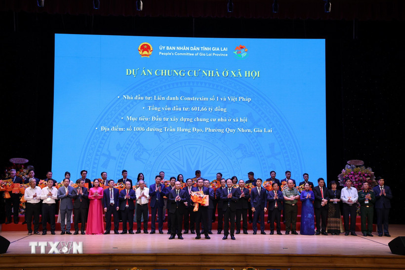 Lãnh đạo tỉnh trao Quyết định chấp thuận chủ trương đầu tư cho các doanh nghiệp. (Ảnh: Sỹ Thắng/TTXVN)