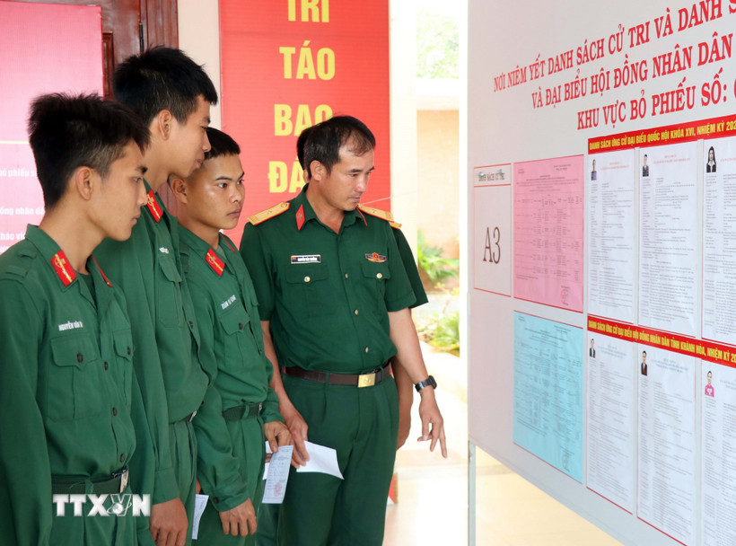 Các chiến sỹ xem kỹ danh sách người ứng cử. (Ảnh: Công Thử/TTXVN)