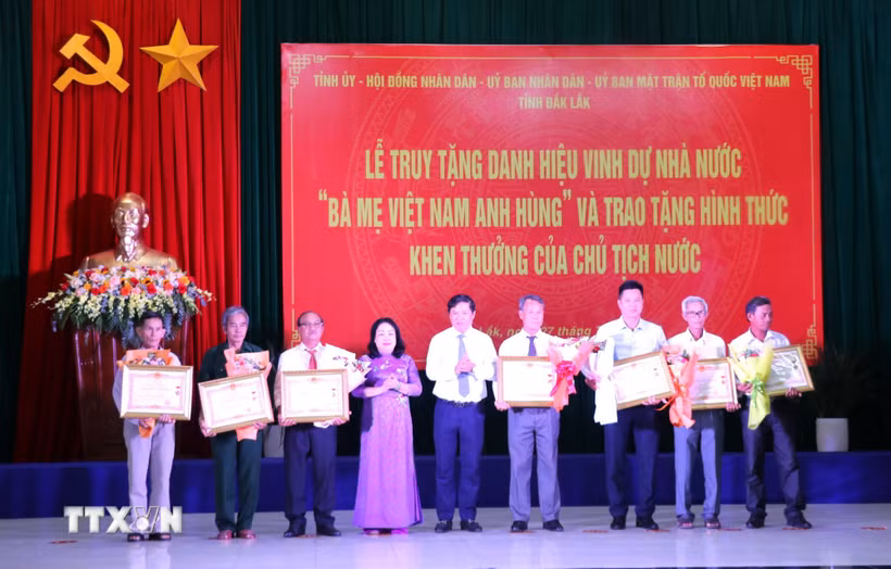 Lãnh đạo tỉnh Đắk Lắk trao danh hiệu Bà mẹ Việt Nam Anh hùng cho thân nhân các Mẹ. (Ảnh: Tường Quân/TTXVN)