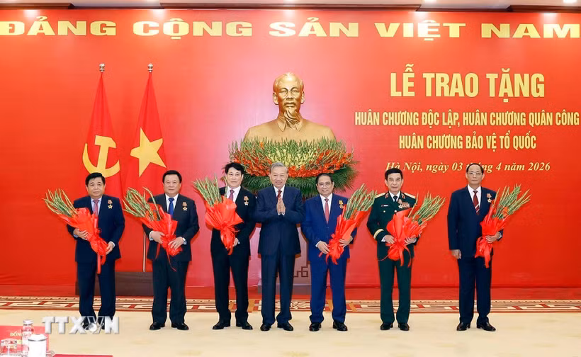 Tổng Bí thư Tô Lâm trao tặng Huân chương Độc lập hạng Nhất cho đồng chí Phạm Minh Chính, Ủy viên Bộ Chính trị khóa XIII, Thủ tướng Chính phủ và Huân chương Quân công hạng Nhất cho các đồng chí: Đại tướng Lương Cường, Ủy viên Bộ Chính trị khóa XIII, Chủ tịch nước; Đại tướng Phan Văn Giang, Ủy viên Bộ Chính trị, Phó Bí thư Quân ủy Trung ương, Bộ trưởng Bộ Quốc phòng; Nguyễn Xuân Thắng, Ủy viên Bộ Chính trị khóa XIII, nguyên Giám đốc Học viện Chính trị quốc gia Hồ Chí Minh, Chủ tịch Hội đồng Lý luận Trung ương; Thượng tướng Trần Quang Phương, Ủy viên Trung ương Đảng khóa XIII, Phó Chủ tịch Quốc hội; Nguyễn Chí Dũng, Ủy viên Trung ương Đảng khóa XIII, Phó Thủ tướng Chính phủ. (Ảnh: Thống Nhất/TTXVN)