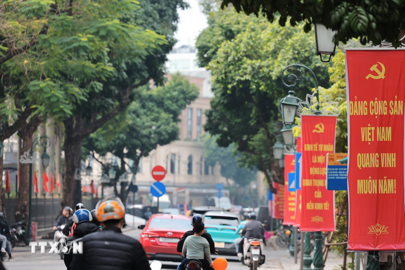 Hà Nội trang hoàng nổi bật với pano, khẩu hiệu, cờ Tổ quốc và băngrôn cổ động lan tỏa không khí trang trọng chào mừng 96 năm Ngày thành lập Đảng. (Ảnh: Lê Đông/TTXVN)