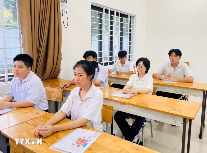 Thí sinh tại điểm thi Trường THPT Võ Thị Sáu. (Ảnh: Huỳnh Sơn/TTXVN)