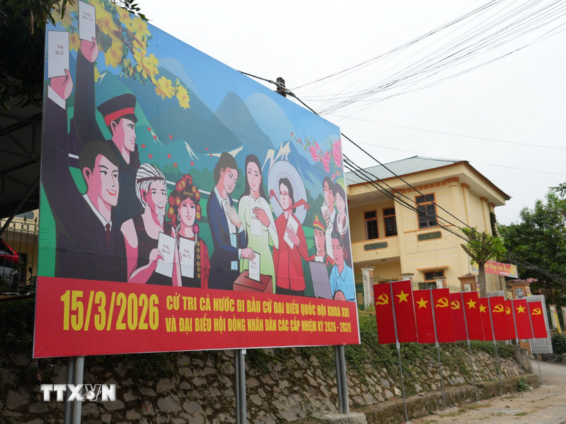 Cờ hoa và băngrôn khẩu hiệu tuyên truyền về bầu cử. (Nguồn: TTXVN)