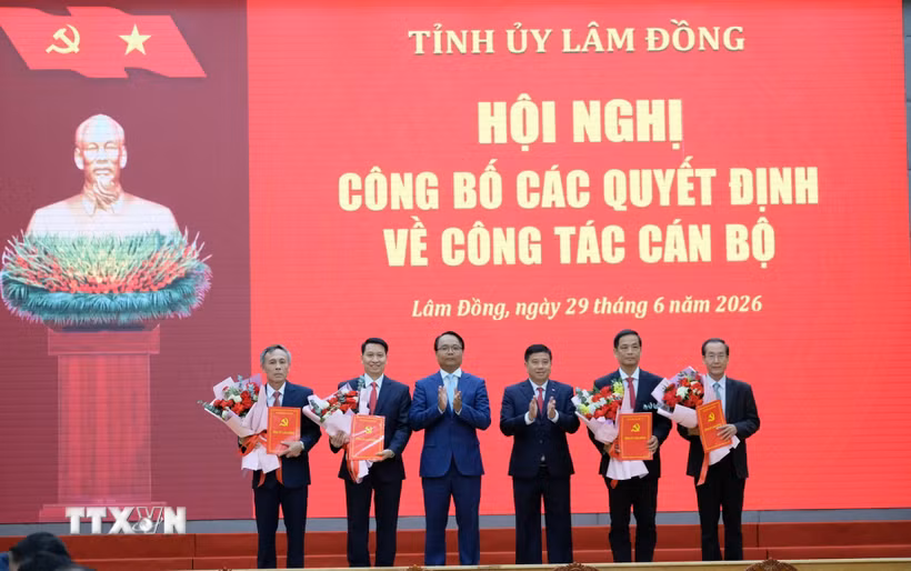 Lãnh đạo tỉnh ủy Lâm Đồng trao quyết định bổ nhiệm cho các cán bộ tại Hội nghị. (Ảnh: Nguyễn Dũng/TTXVN)