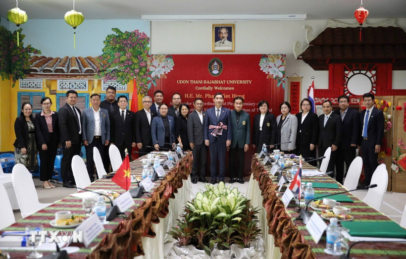 Đại sứ Phạm Việt Hùng (giữa) chụp ảnh lưu niệm với Ban lãnh đạo nhà trường cùng lãnh đạo Hội người Việt Nam tại Thái Lan và Hội người Việt Nam tỉnh Udon Thani. (Ảnh: TTXVN phát)