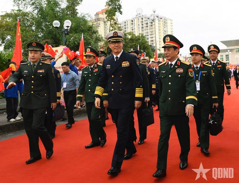 Đại tướng Phan Văn Giang, Ủy viên Bộ Chính trị, Phó Bí thư Quân ủy Trung ương, Bộ trưởng Bộ Quốc phòng Việt Nam đón Thượng tướng Đổng Quân, Bộ trưởng Bộ Quốc phòng Trung Quốc. (Nguồn: Quân đội Nhân dân)