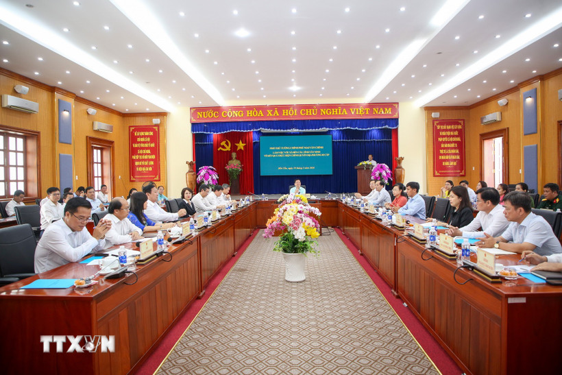 Phó Thủ tướng Mai Văn Chính làm việc với Ủy ban Nhân dân xã Bến Cầu về thực hiện chính quyền địa phương hai cấp. (Ảnh: Giang Phương/TTXVN)