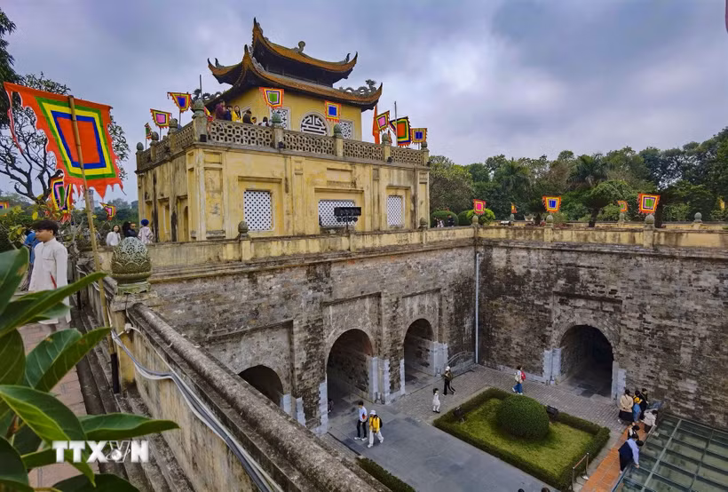 Khách tham quan Hoàng thành Thăng Long. (Nguồn: TTXVN)