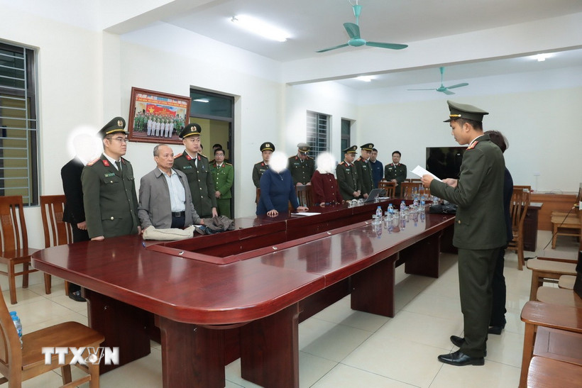 Cơ quan An ninh điều tra thi hành lệnh khám xét đối với Vũ Như Anh. (Ảnh: TTXVN phát)