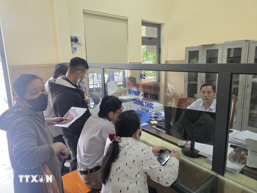 Nhờ ứng dụng AI vào thủ tục hành chính, các địa phương ở thành phố Đà Nẵng đã rút ngắn thời gian xử lý, không để xảy ra tình trạng hồ sơ bị “quay vòng” vì lỗi nhỏ. (Ảnh: Khoa Chương/TTXVN)