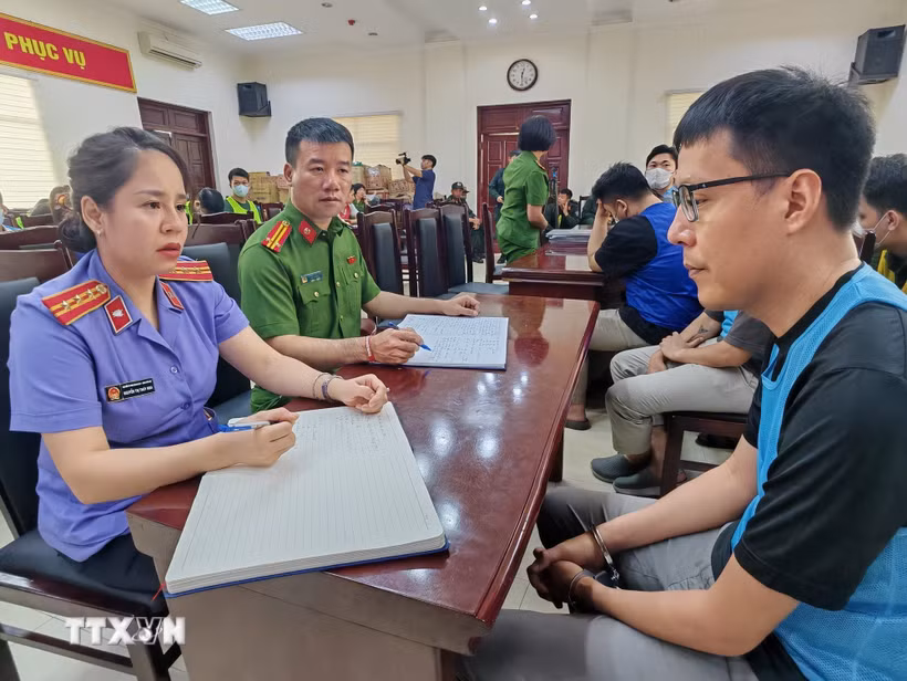 Các đối tượng tại cơ quan công an. (Ảnh: TTXVN phát)