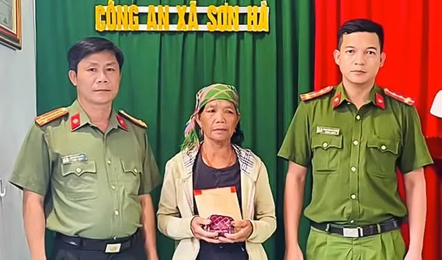 Lực lượng công an trao trả lại tài sản bị đánh rơi cho bà Đinh Thị Hoách. (Nguồn: Công an xã Sơn Hà)