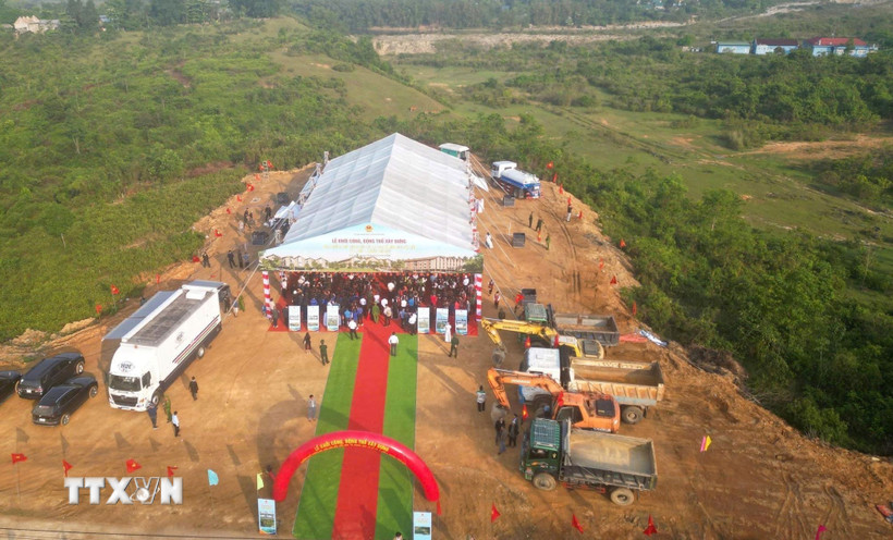 Khởi công dự án Trường phổ thông nội trú liên cấp Tiểu học và Trung học cơ sở tại xã A Lưới 1. (Ảnh: Văn Dũng/TTXVN)