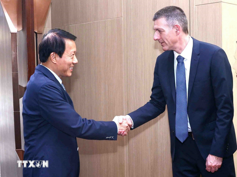 Đại tướng Lương Tam Quang, Bộ trưởng Bộ Công an tiếp ông Kerry Person, Phó Chủ tịch phụ trách phát triển Trung tâm Dữ liệu, Công ty Amazon Web Services (AWS), Tập đoàn Amazon. (Ảnh: Phạm Kiên/TTXVN)