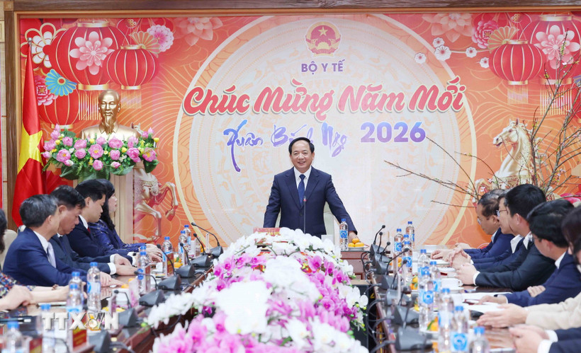 Ông Trịnh Văn Quyết, Trưởng Ban Tuyên giáo và Dân vận Trung ương chúc mừng ngành y tế nhân Ngày Thầy thuốc Việt Nam. (Ảnh: Phương Hoa/TTXVN)