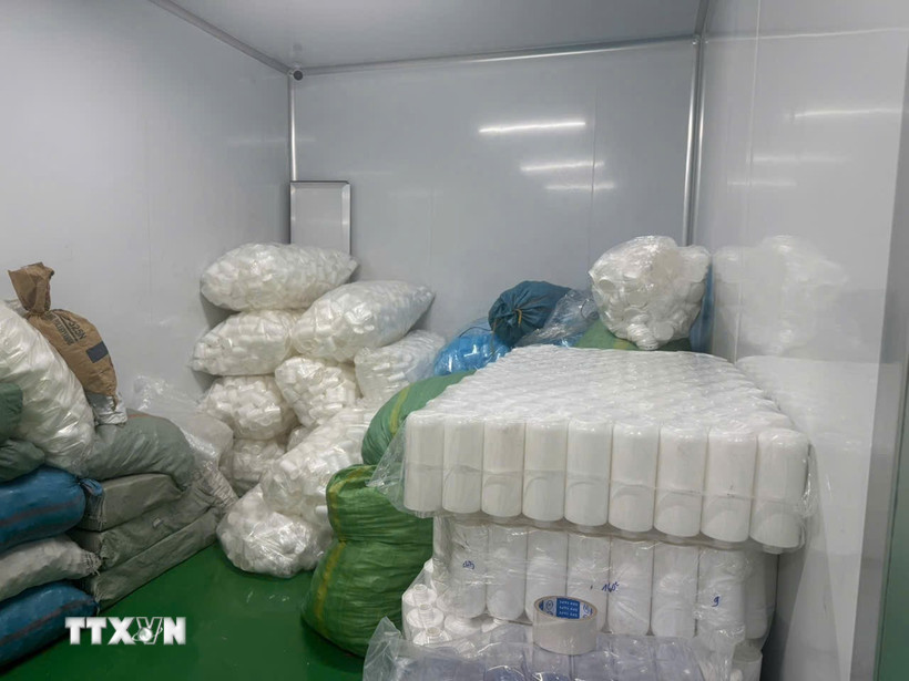 Nguyên liệu sản xuất mỹ phẩm giả. (Ảnh: TTXVN phát)