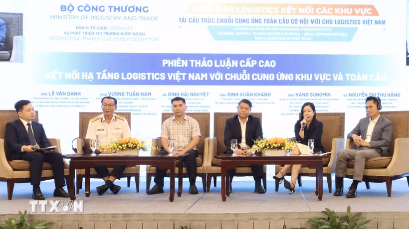 Các chuyên gia thảo luận giải pháp kết nối logistics Việt Nam với mạng lưới logistics toàn cầu. (Ảnh: Xuân Anh/TTXVN)