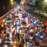 Người dân đổ ra đường ăn mừng chiến thắng của tuyển bóng đá nam Việt Nam