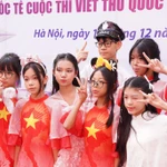 Các em học sinh trường THCS Chu Văn An (Hà Nội) hưởng ứng Cuộc thi Viết thư Quốc tế UPU lần thứ 55. (Ảnh: VietnamPost)