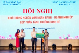Đại diện Vietcombank, ông Hồ Văn Tuấn - Phó Tổng Giám đốc trao bảng tượng trưng tặng gói an sinh xã hội trị giá 15 tỷ đồng cho tỉnh Thanh Hóa. (Ảnh: Vietnam+)